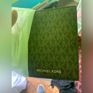 Michael Kors Jet Set Passport Wallet